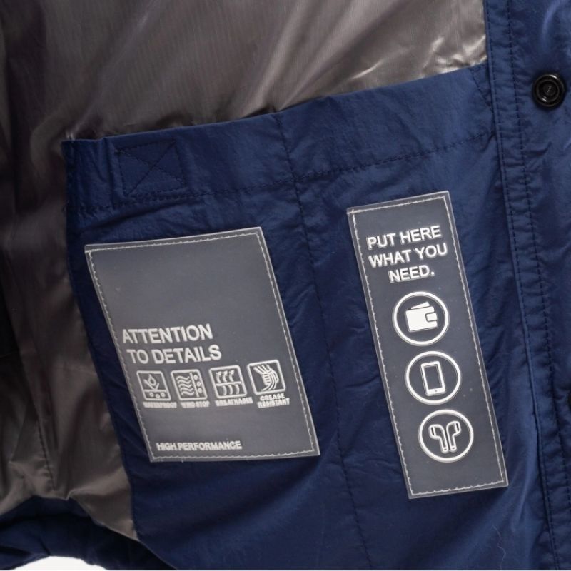 Dettaglio dell'interno giacca con etichetta